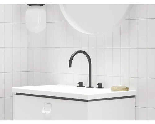 Koupelnové umyvadlo s baterií, mýdlem a nástěnnou lampou