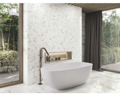 Moderní koupelna s volně stojící vanou, mozaikovou stěnou a oknem s výhledem do zahrady