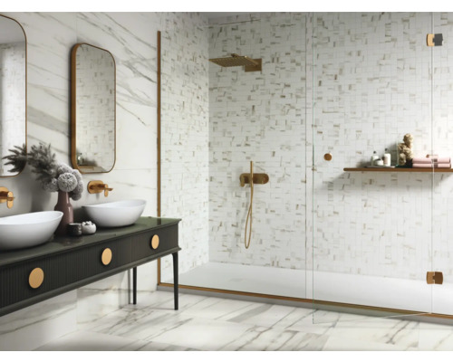 Moderní koupelna s dvojitým umyvadlem, zrcadly a sprchovým koutem s mozaikovými obklady