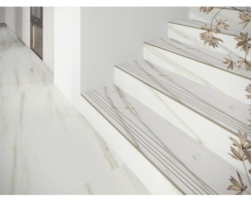 Schodiště s nášlapnými dlaždicemi ze slinuté dlažby v interiéru