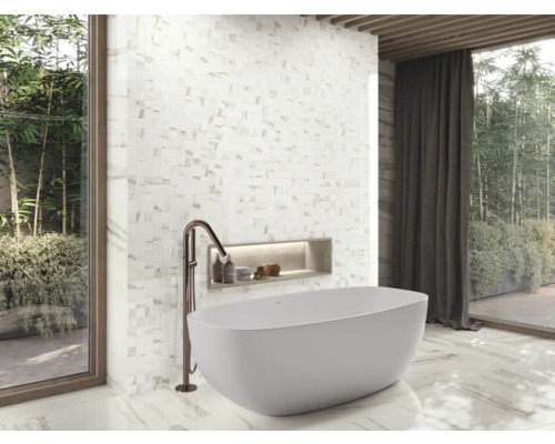 Koupelna s volně stojící vanou, mozaikovou stěnou a okenní stěnou