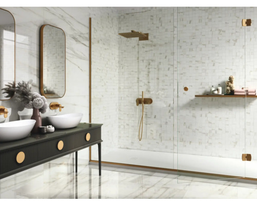 Moderní koupelna s dvojitým umyvadlem, zrcadly a sprchovým koutem