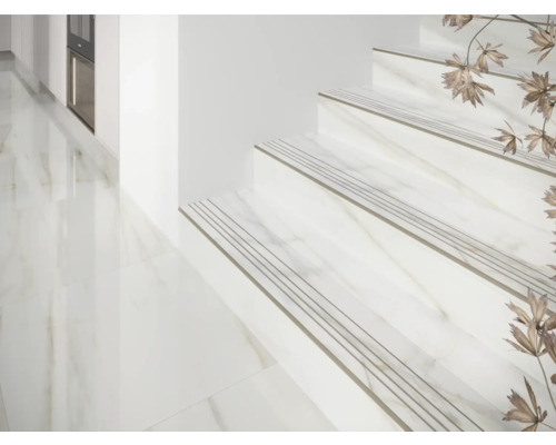 Světlá chodba se schody s bílými mramorovými stupni a dlažbou