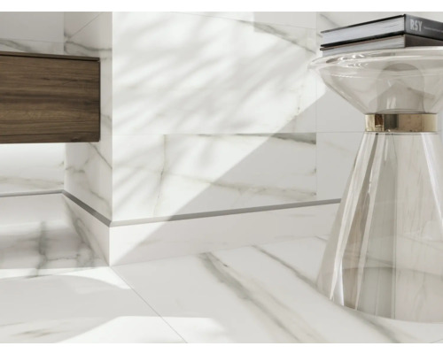 Koupelna s bílými mramorovými obklady, skříňkou pod umyvadlo a akrylovou stoličkou