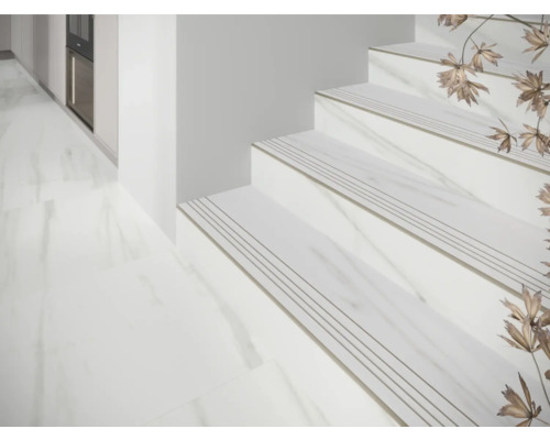 Scéna se schodištěm s podložkami a podlahovými dlaždicemi s mramorovým vzhledem.