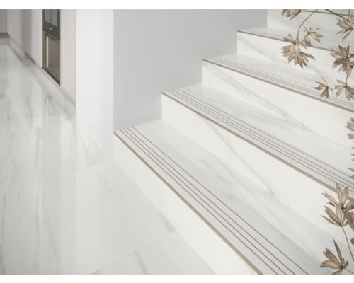 Schodiště s keramickými dlaždicemi a schodišťovým hranovým profilem