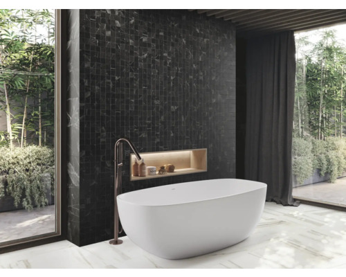 Koupelna s vanou, tmavými mozaikovými obklady a prosklenou stěnou