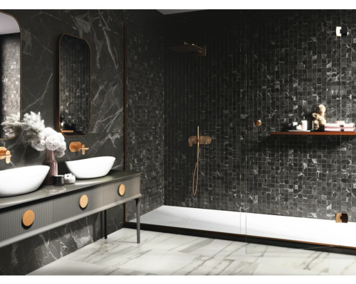 Moderní koupelna s tmavými mramorovými stěnami, dvojitým umyvadlem a sprchou.