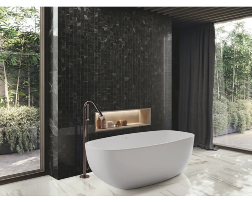 Moderní koupelna s volně stojící vanou, mozaikovými obklady a velkým oknem