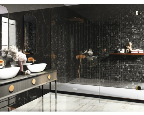 Koupelna s umyvadlem, zrcadlem a sprchou s tmavými mozaikovými obklady.