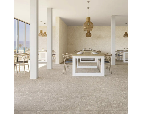 Světlá jídelna se stoly, židlemi a dlažbou