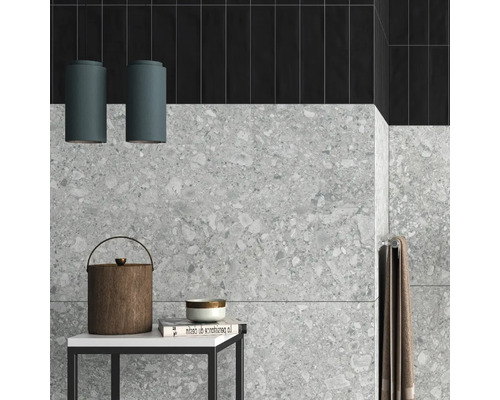 Návrh koupelny s podlahovými dlaždicemi, obkládačkami, osvětlením a dekorací