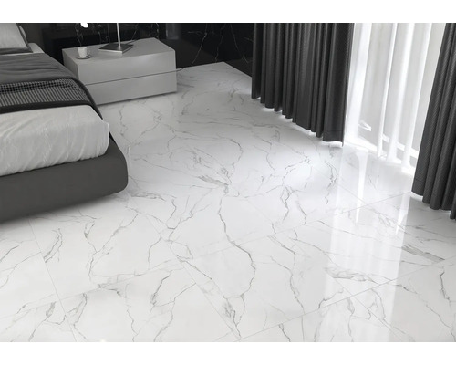 Světlá ložnice s bílými mramorovými dlaždicemi.