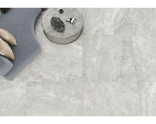 Světlý obývací pokoj s pohovkou, stolem a podlahovými dlaždicemi se vzhledem mramoru.