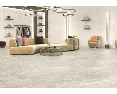 Světlý pokoj s pohovkou, křeslem a kamennou dlažbou