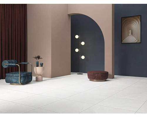 Světlá místnost s dlažbou, křeslem a dekorací