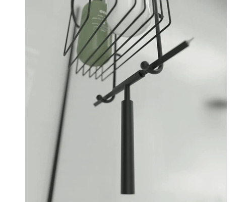 Detailní záběr kovové sprchové police se stěrkou na sprchy