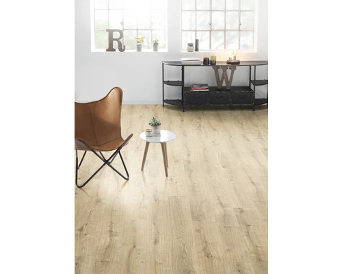 Světlý obývací pokoj s dřevěnou podlahou, křeslem a odkládacím stolkem