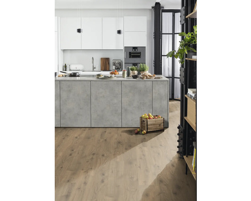 Světlá kuchyně s kuchyňským ostrůvkem, bílými skříňkami a dřevěnou podlahou.