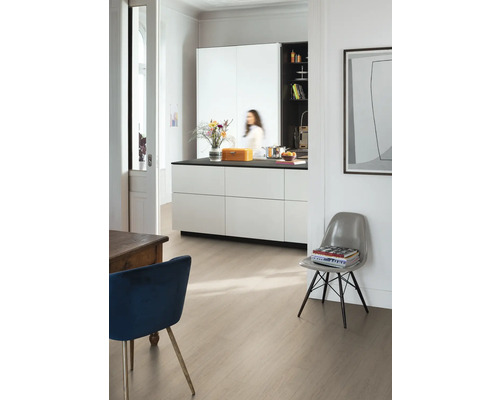 Světlý pokoj s kuchyňským ostrovem, židlemi a podlahovou krytinou