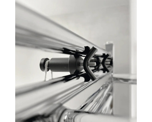 Detailní pohled na ohřívač ručníků s upevňovacími prvky