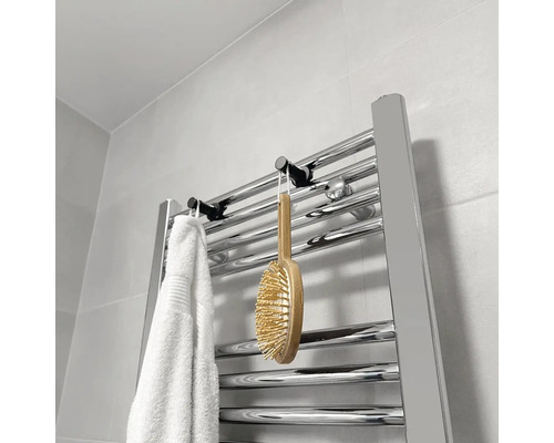 Radiátor na ručníky s ručníkem a kartáčem