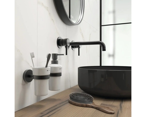 Koupelnová scéna s umyvadlem, baterií, zrcadlem, dávkovačem mýdla, držákem na zubní kartáčky a kartáčem