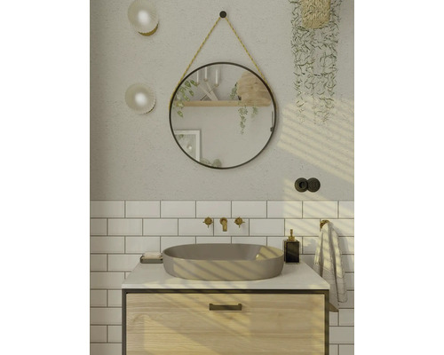 Pohled do koupelny s umyvadlem, baterií, zrcadlem a dekoracemi pro světlou a přátelskou atmosféru