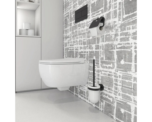 Moderní koupelna se závěsným klozetem, držákem toaletního papíru a WC štětkou