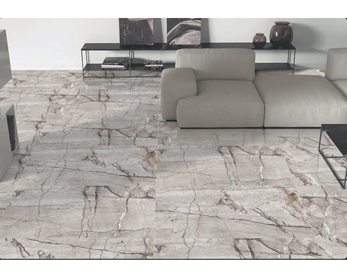 Podlaha s dlaždicemi vzhledu mramoru v obývacím pokoji.