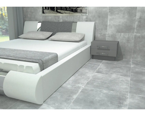 Ložnice s bílou postelí, nočním stolkem a dekorativní nástěnnou malbou