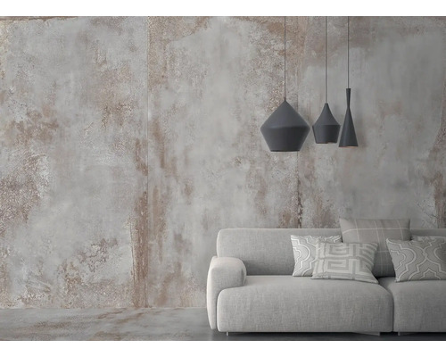 Obývací pokoj s pohovkou, ozdobnými polštáři a třemi lampami před stěnou s betonovým vzhledem