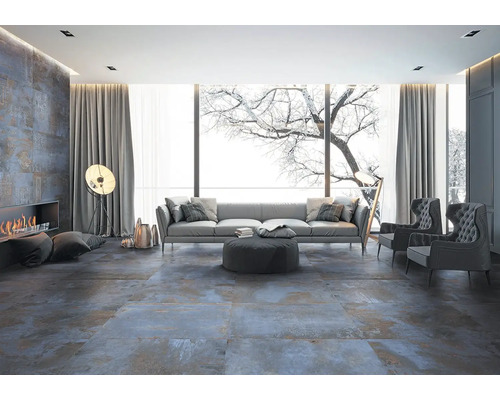 Obývací pokoj s dlažbou, pohovkou a krbem