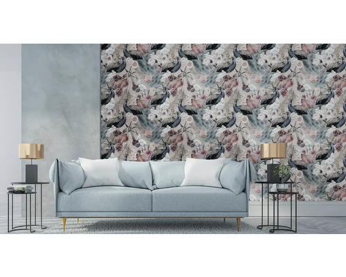 Pokoj zdobený pohovkou a vzorovanou tapetou s pávy a květinami.