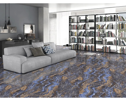 Obývací pokoj s pohovkou, knihovnou a podlahovými dlaždicemi se vzhledem mramoru