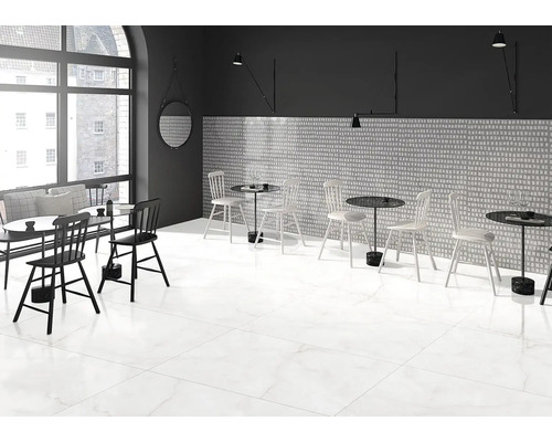 Interiér s bílou dlažbou, stoly a židlemi.