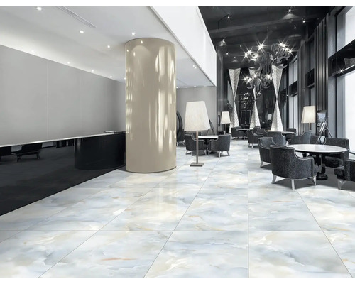 Velká hala s podlahovými dlaždicemi, sloupem a posezením