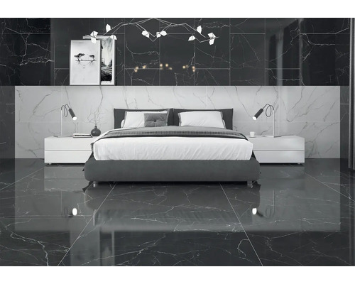 Ložnice s podlahovými a nástěnnými dlaždicemi se vzhledem mramoru, postelí a nočními stolky.