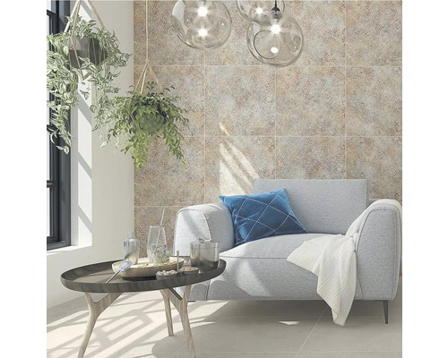 Obývací pokoj s designem dlaždic, křeslo a dekorace