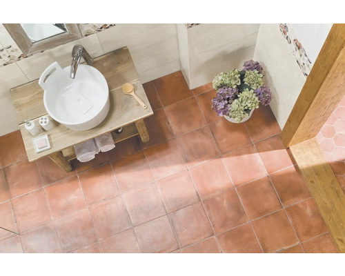 Koupelna s umyvadlem ze dřeva, umyvadlovou mísou, zrcadlem, vázou s květinami a dlažbou