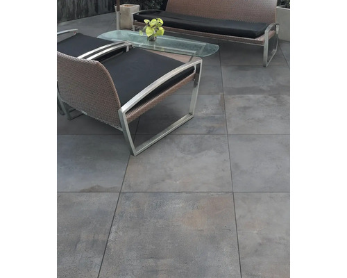 Terasa s šedou keramickou dlažbou a zahradním nábytkem