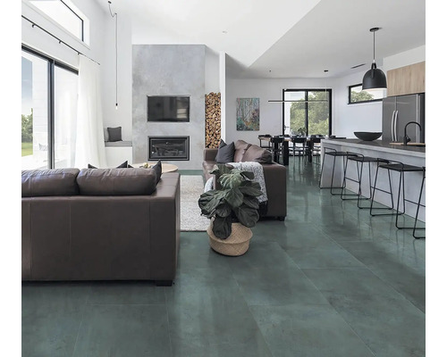 Moderní obývací pokoj s pohovkami, krbem a dlažbou