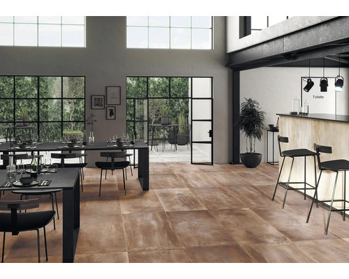 Prostorný pokoj se stoly, židlemi, barovými stoličkami a dlažbou.