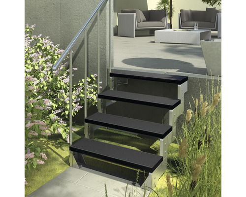 Venkovní schodiště s ocelovým zábradlím a čtyřmi schody