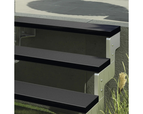 Venkovní schodiště s hliníkovým rámem a stupni z vroubkovaného materiálu