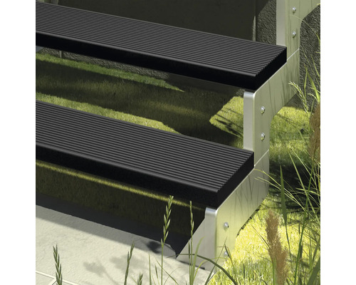 Venkovní schodiště s kovovým rámem a stupni