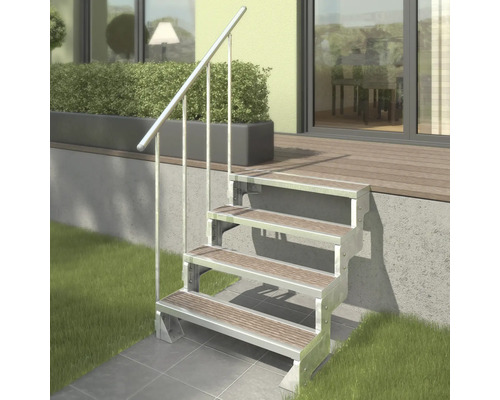 Venkovní schodiště se čtyřmi stupni a kovovým madlem