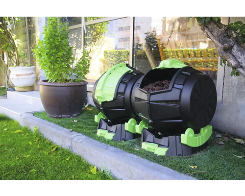 Dva kompostovací bubny na trávníku na zahradě.
