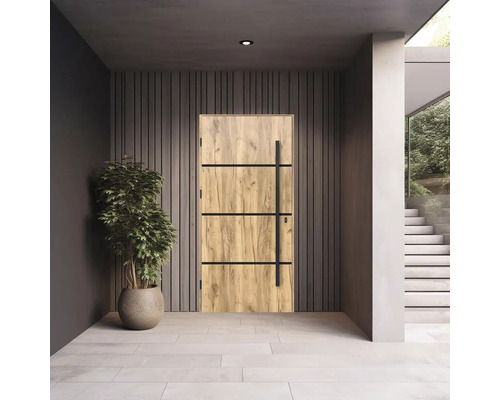 Dřevěné vchodové dveře s černou klikou ve vstupní hale