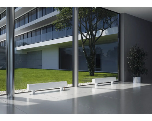 Moderní design interiéru s plochými radiátory před skleněnou fasádou